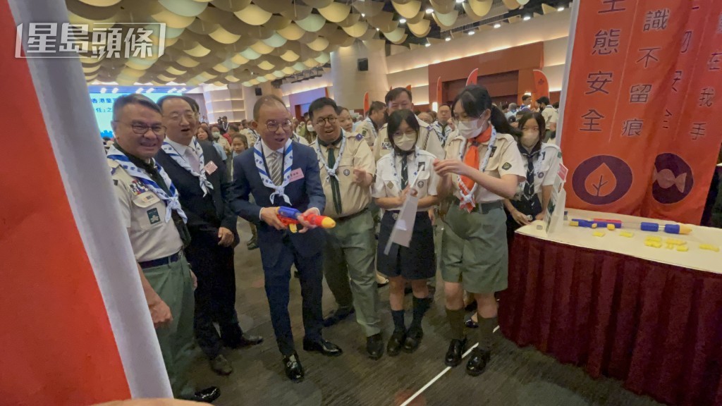 曾國衞參與攤位遊戲。楊偉亨攝