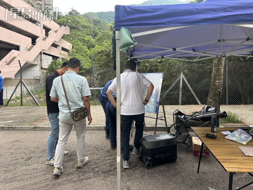 搜救人員在場搭建臨時帳篷。 搜救人員在場搭建臨時帳篷。