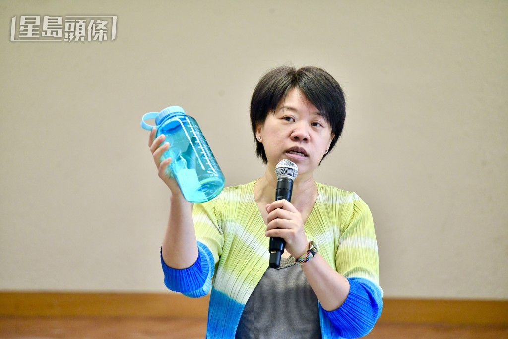 游雯指資助中小企、機構購買防暑裝備,包括「冷氣背心」和「升級版太陽能風扇」等。盧江球攝 游雯指資助中小企、機構購買防暑裝備,包括「冷氣背心」和「升級版太陽能風扇」等。盧江球攝