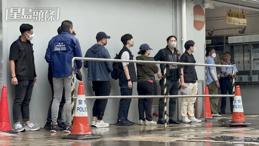 郑敬基的表妹及表妹夫(左六及左四),到青衣警署协助调查。梁国峰摄 郑敬基的表妹及表妹夫(左六及左四),到青衣警署协助调查。梁国峰摄