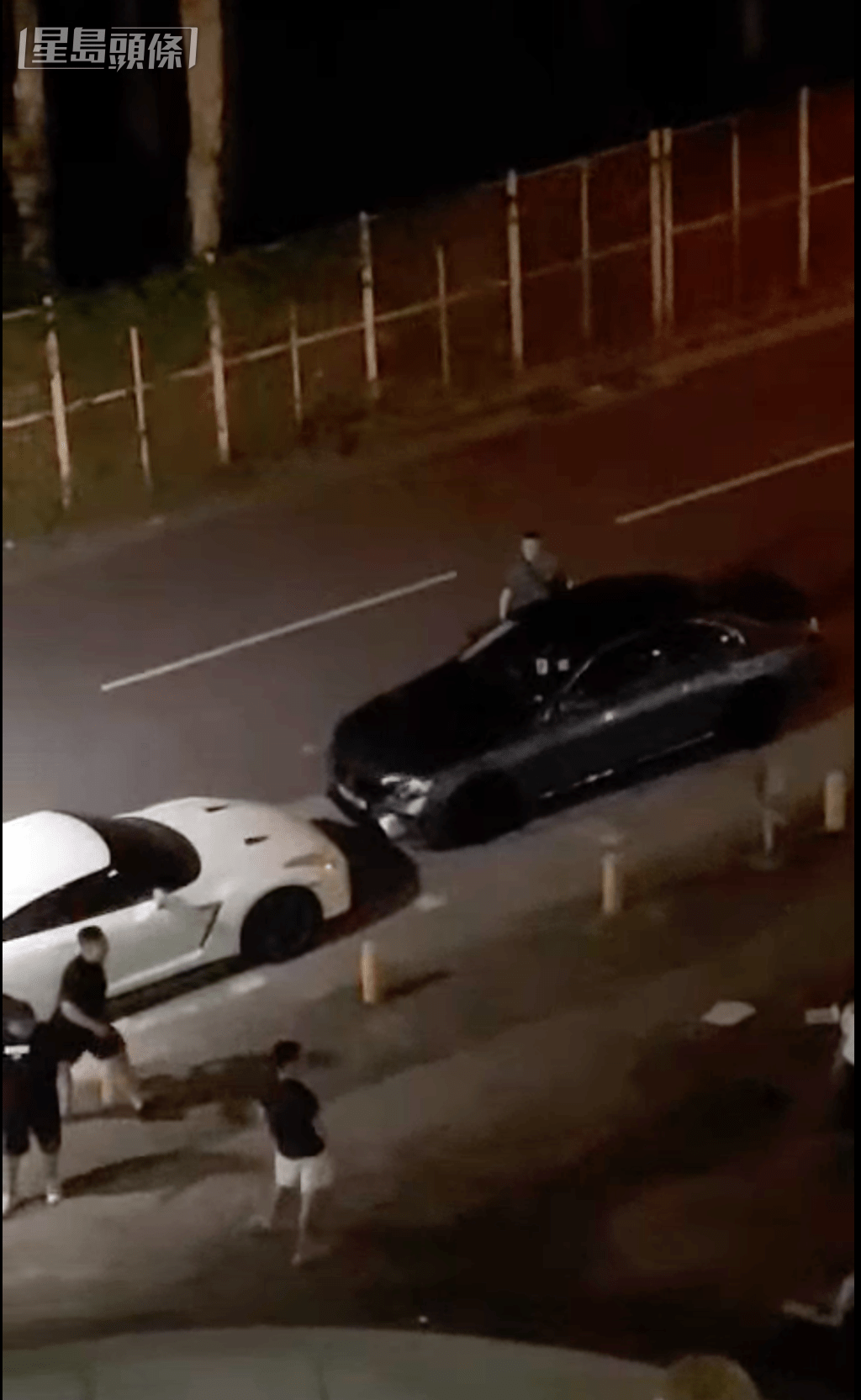 黑衣男子對保安員大聲呼喝。網上片段截圖