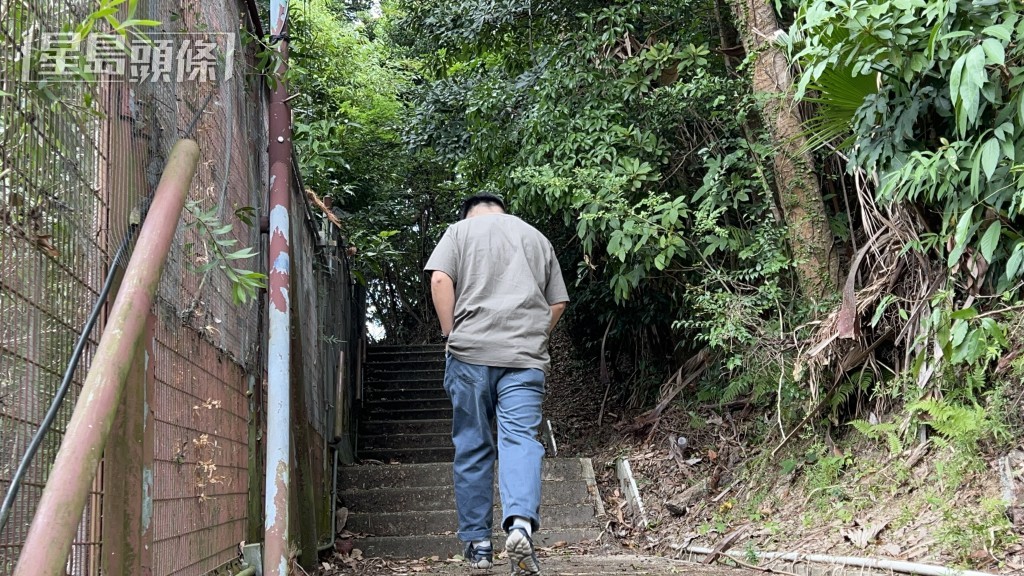 探員在屋苑外調查。