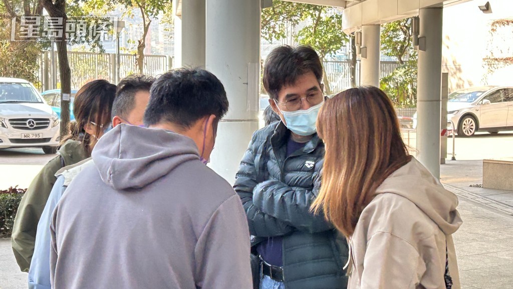 死者家屬在工權會（右）陪同下，到葵涌公眾殮房認領遺體。蔡楚輝攝