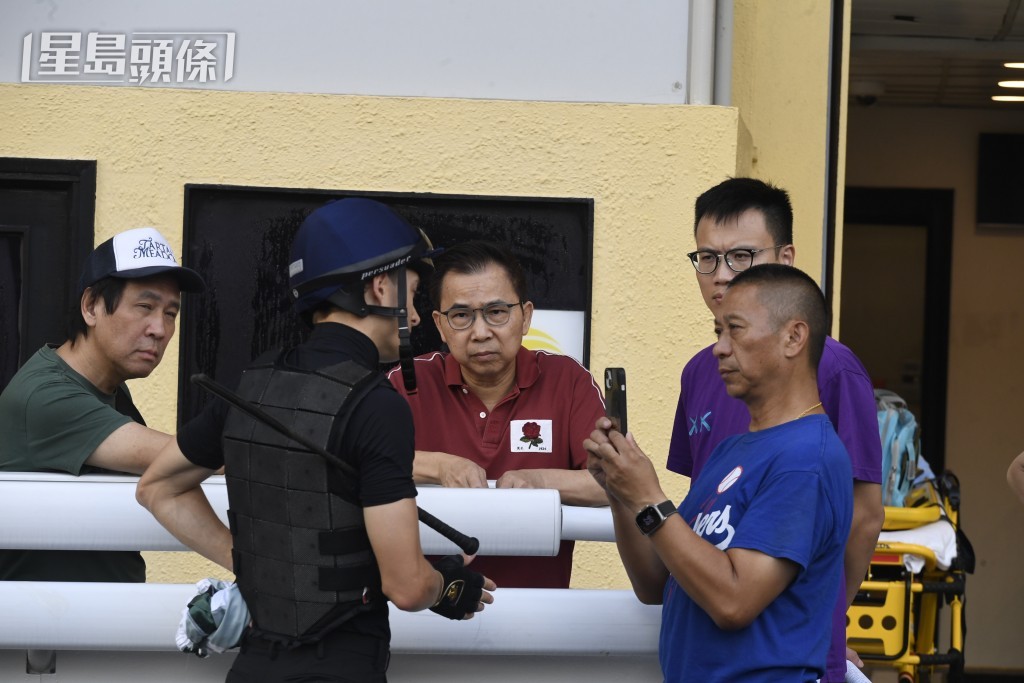 「十八掌」馬主易國偉，在沈集成的陪同下觀看「十八掌」試谷閘，動態積極。