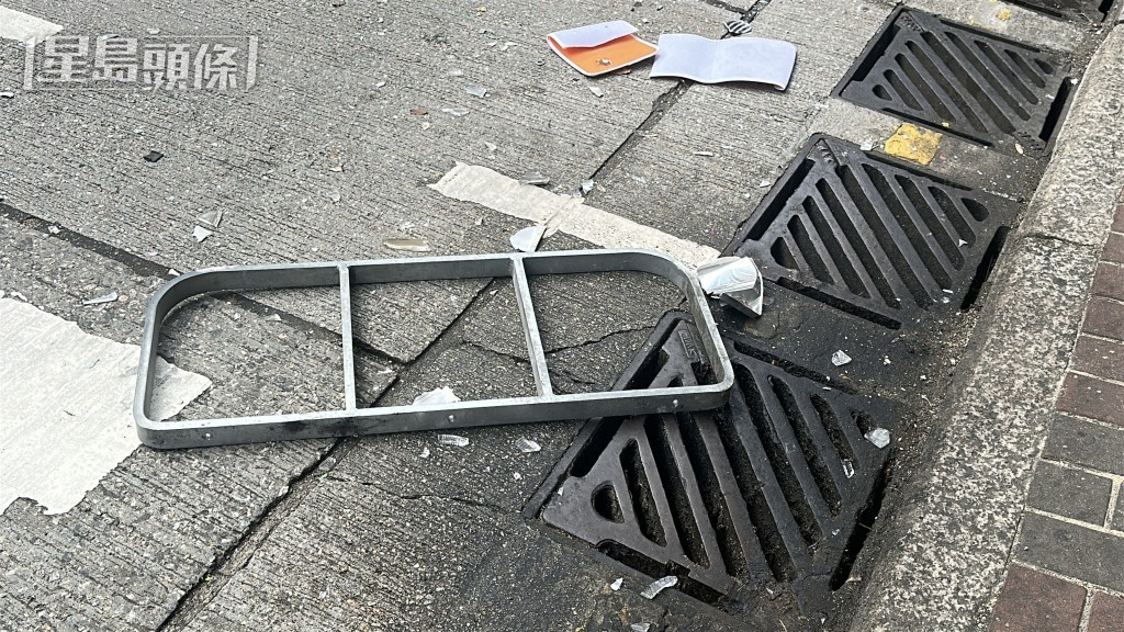 救援人員拆掉一截鐵欄，將過路婦救出送院。