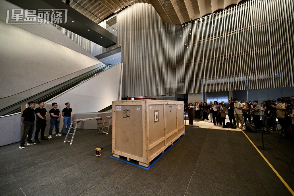 今日進行三座巨像的開箱及安裝儀式。 今日進行三座巨像的開箱及安裝儀式。