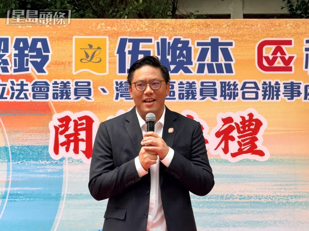 署理民政及青年事務局局長梁宏正。 署理民政及青年事務局局長梁宏正。