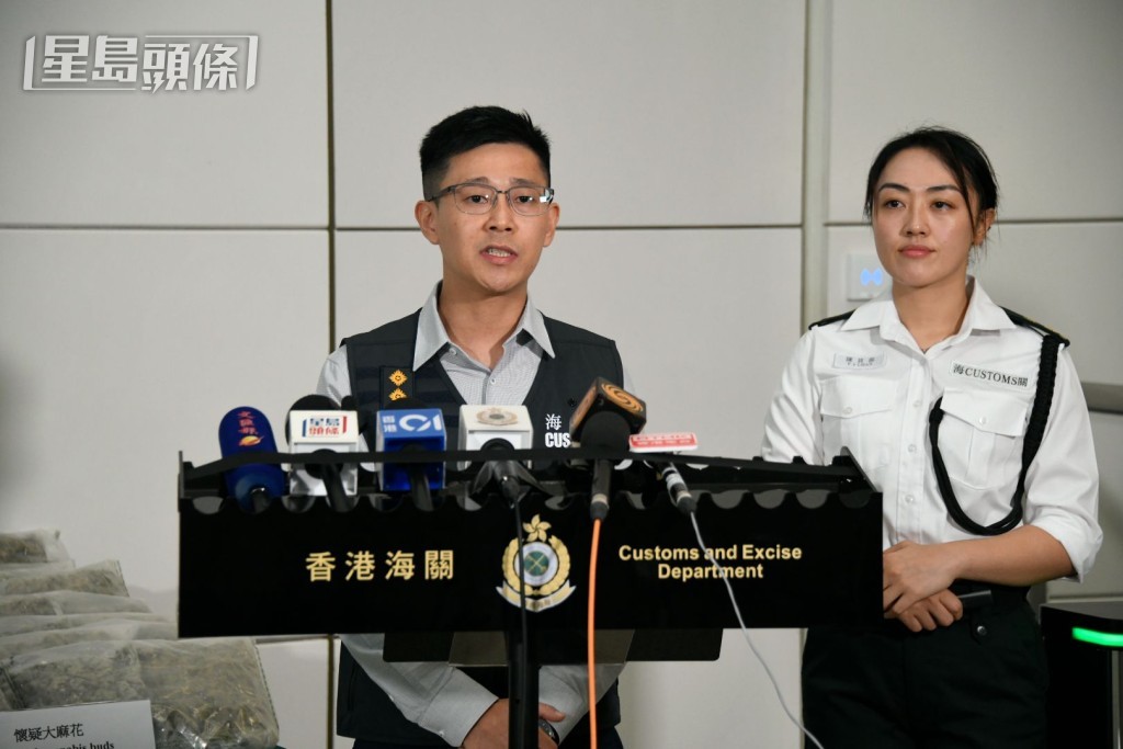 海關毒品調查科高級調查主任陳杰論（左）講述案件。