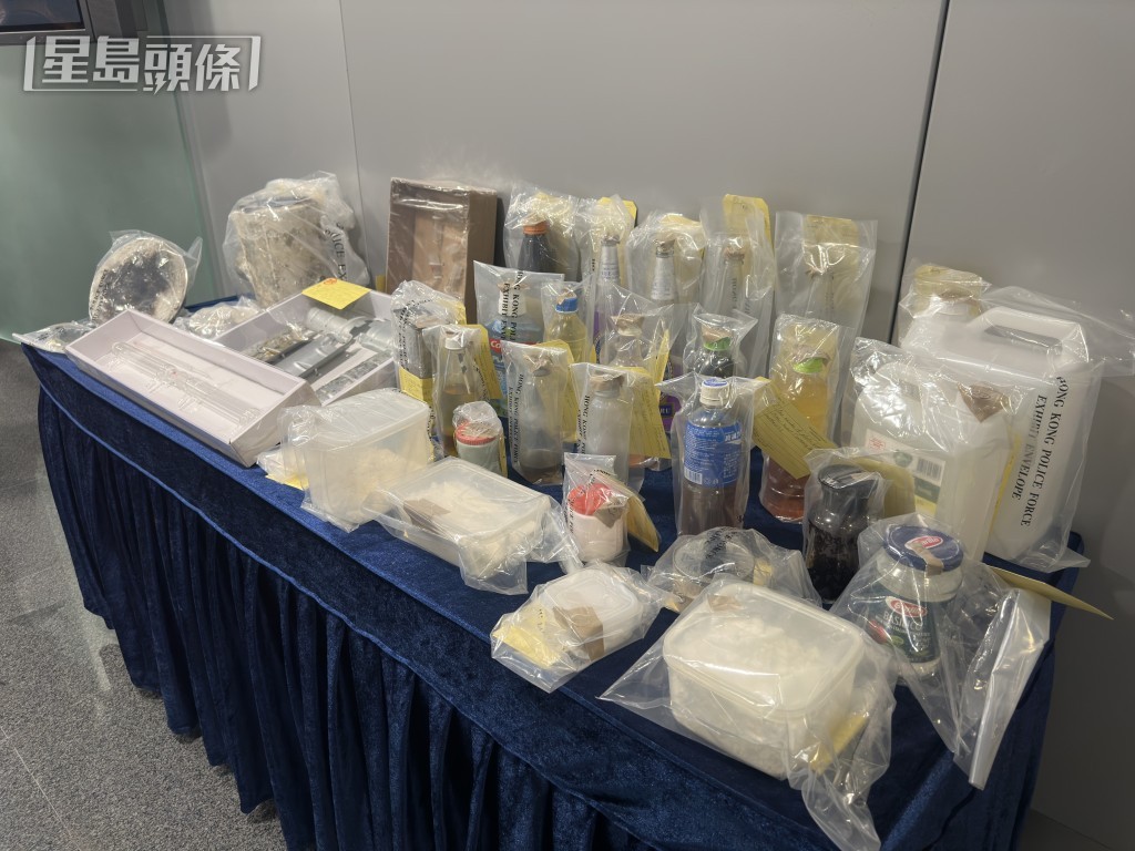 警方檢獲大批證物。梁國峰攝 警方檢獲大批證物。梁國峰攝