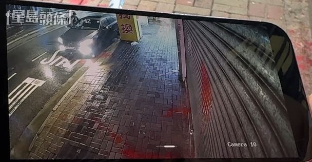 黑衫男登車離開。 黑衫男登車離開。