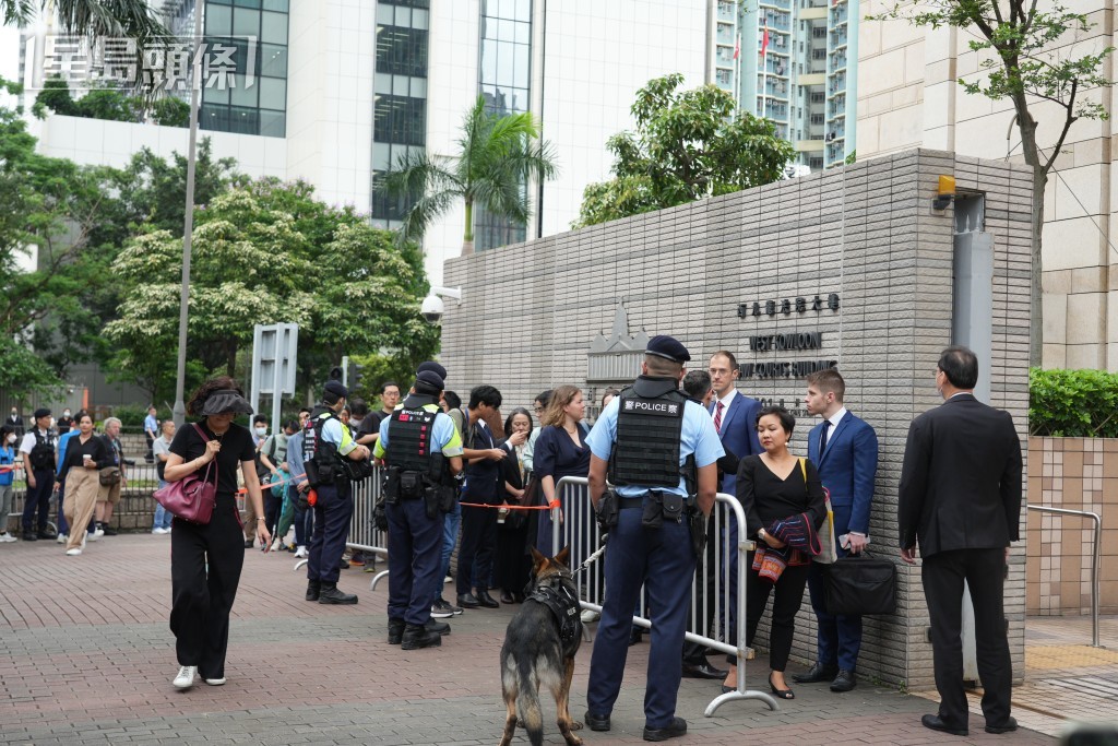 警員在場維持秩序。