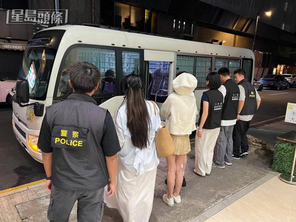 重案組聯同入境處突擊搜查紅磡3個工業大廈單位,拘捕19男7女。 重案組聯同入境處突擊搜查紅磡3個工業大廈單位,拘捕19男7女。