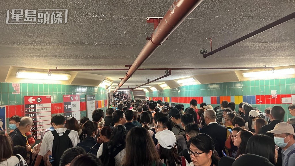 大批市民塞在大埔墟站等候登上港鐵接駁巴。讀者提供圖片 大批市民塞在大埔墟站等候登上港鐵接駁巴。讀者提供圖片