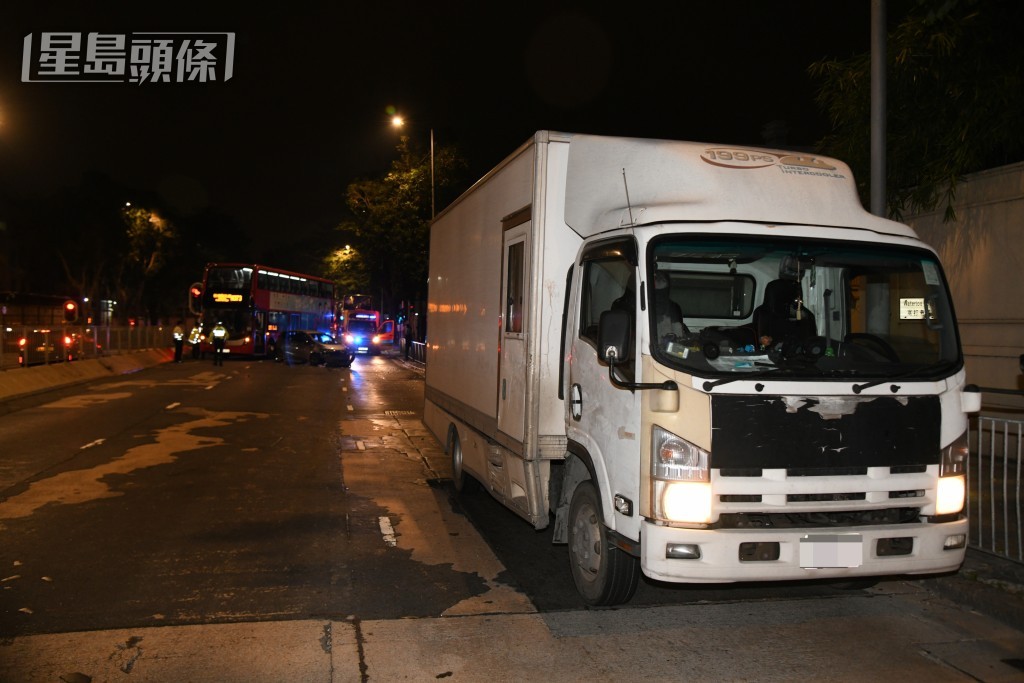 一輛駛至的貨車被波及。黎志偉攝 一輛駛至的貨車被波及。黎志偉攝