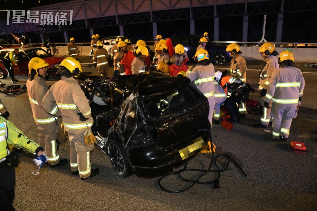 意外中嚴重受損的黑色私家車。黎志偉攝 意外中嚴重受損的黑色私家車。黎志偉攝