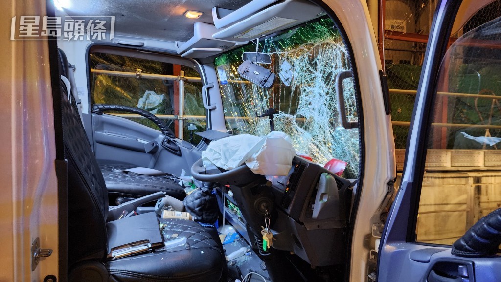 小巴車頭損毀。 小巴車頭損毀。