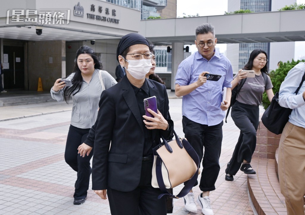 原告周亦卿長女周莉莉(白色口罩)。蘇正謙攝 原告周亦卿長女周莉莉(白色口罩)。蘇正謙攝