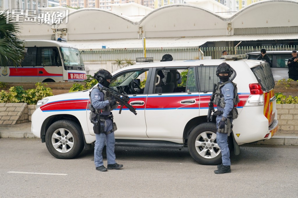 警方在法院外戒備。葉偉豪攝