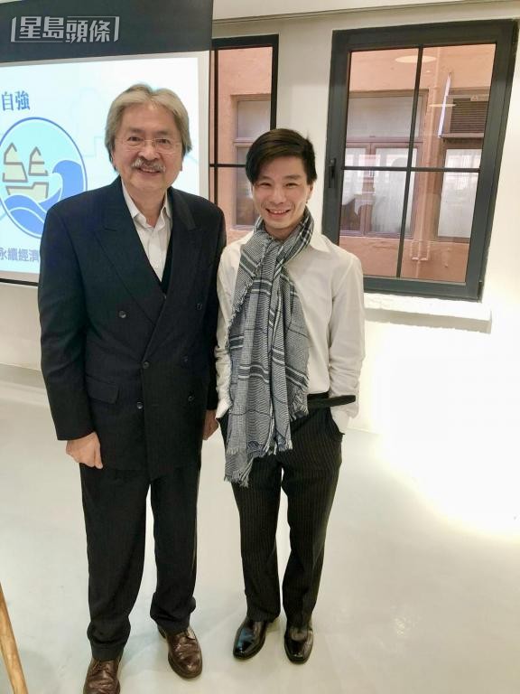Dicky與前財政司司長曾俊華合照。 Dicky與前財政司司長曾俊華合照。