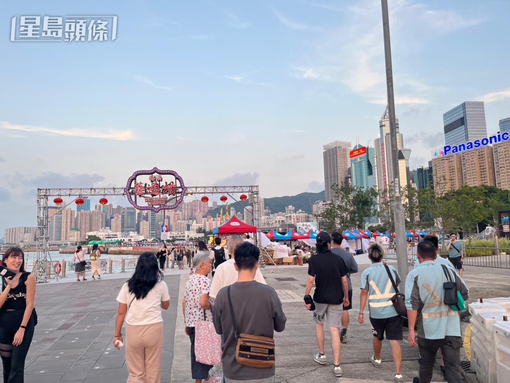 下午6時,夜市的熟悉當正式啟業,現場人流開始變多,售賣小食的熟食檔較為吸引。褚樂琪攝 下午6時,夜市的熟悉當正式啟業,現場人流開始變多,售賣小食的熟食檔較為吸引。褚樂琪攝