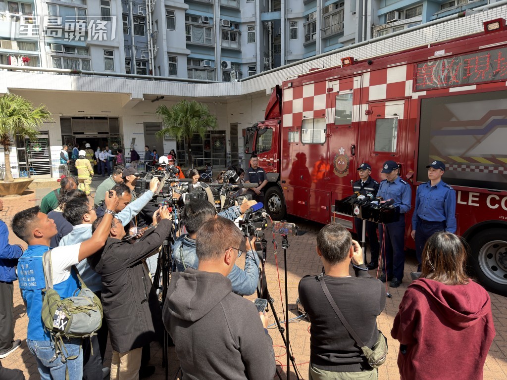 消防聯同警方交代火警情況。 消防聯同警方交代火警情況。