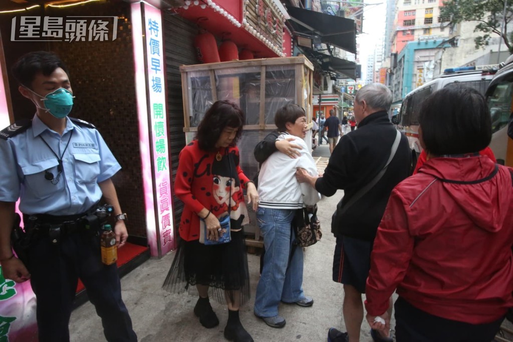 事主的太太情緒激動。