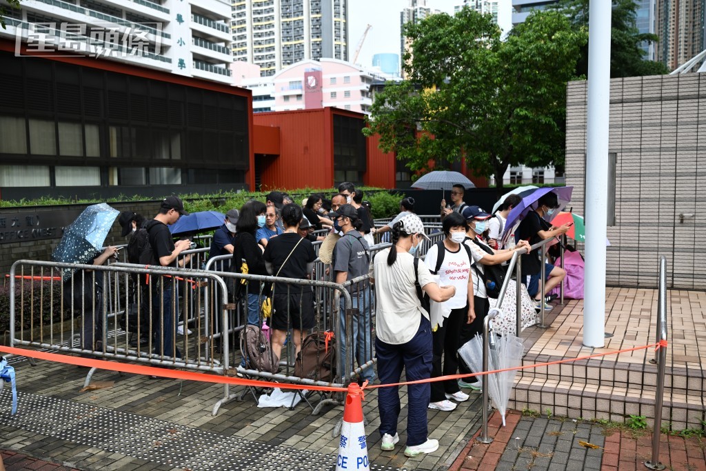 巿民今早排隊進庭聽判。劉駿軒攝