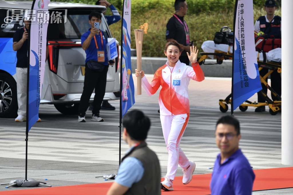 劍擊運動員佘繕妡負責最後一棒。盧江球攝 劍擊運動員佘繕妡負責最後一棒。盧江球攝