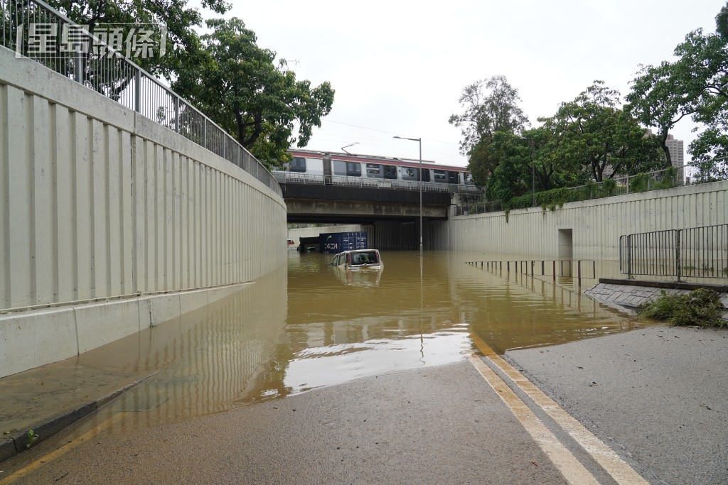 本港多處有汽車拋錨死火。 本港多處有汽車拋錨死火。
