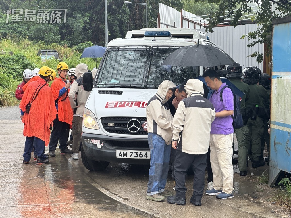 搜救隊伍整裝待發。梁國峰攝 搜救隊伍整裝待發。梁國峰攝