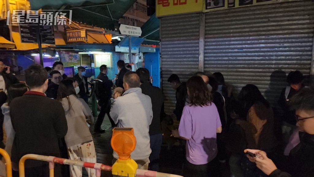 部分附近居民自行疏散到转角行人路上暂避。黎志伟摄