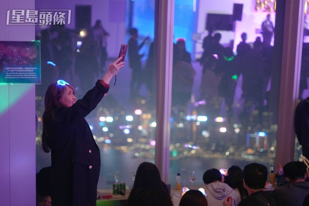 市民在sky100等待除夕煙花。劉駿軒攝 市民在sky100等待除夕煙花。劉駿軒攝
