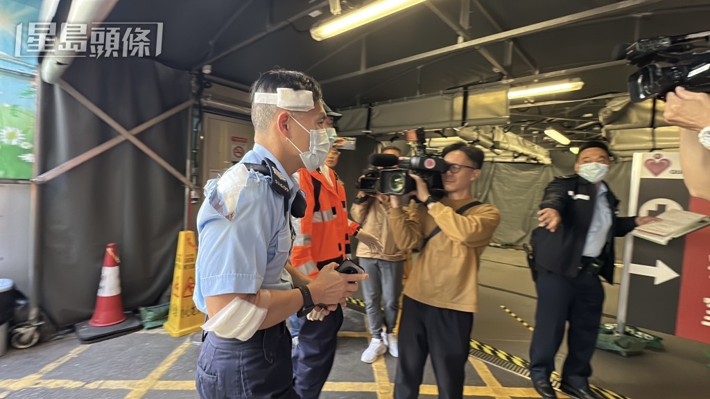 受傷警員由救護車送院。