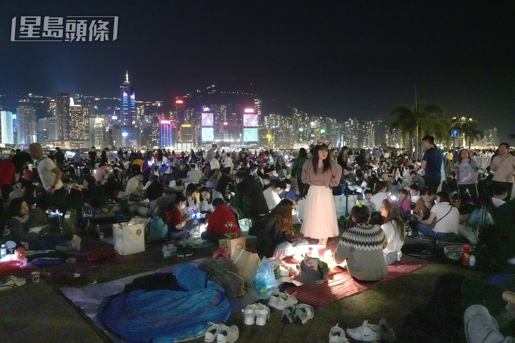 大批市民聚集西九文化區海旁等待除夕煙花。劉駿軒攝 大批市民聚集西九文化區海旁等待除夕煙花。劉駿軒攝