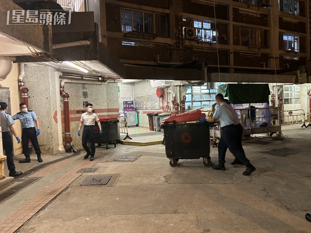 警方在大廈樓層及垃圾房內，找到死者的身份證明文件，以及懷疑與案件有關衣物。曾志恒攝