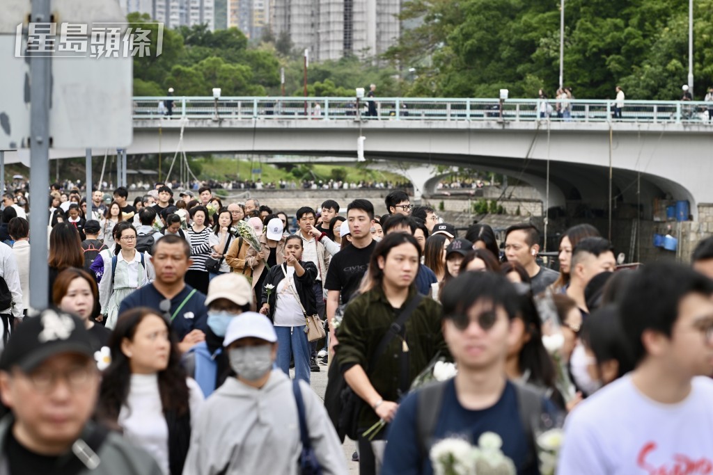 逾千名市民赴大埔獻花,人龍長達1.5公里。劉駿軒攝 逾千名市民赴大埔獻花,人龍長達1.5公里。劉駿軒攝