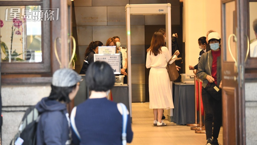 旁聽人士須先經安檢始可入席。何健勇攝