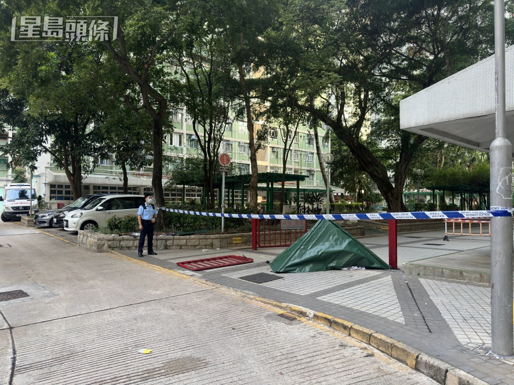 老翁墮樓當場死亡。梁國峰攝 老翁墮樓當場死亡。梁國峰攝
