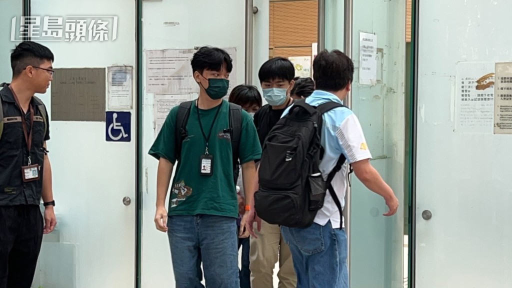 親屬到葵涌殮房認屍。蔡楚輝攝