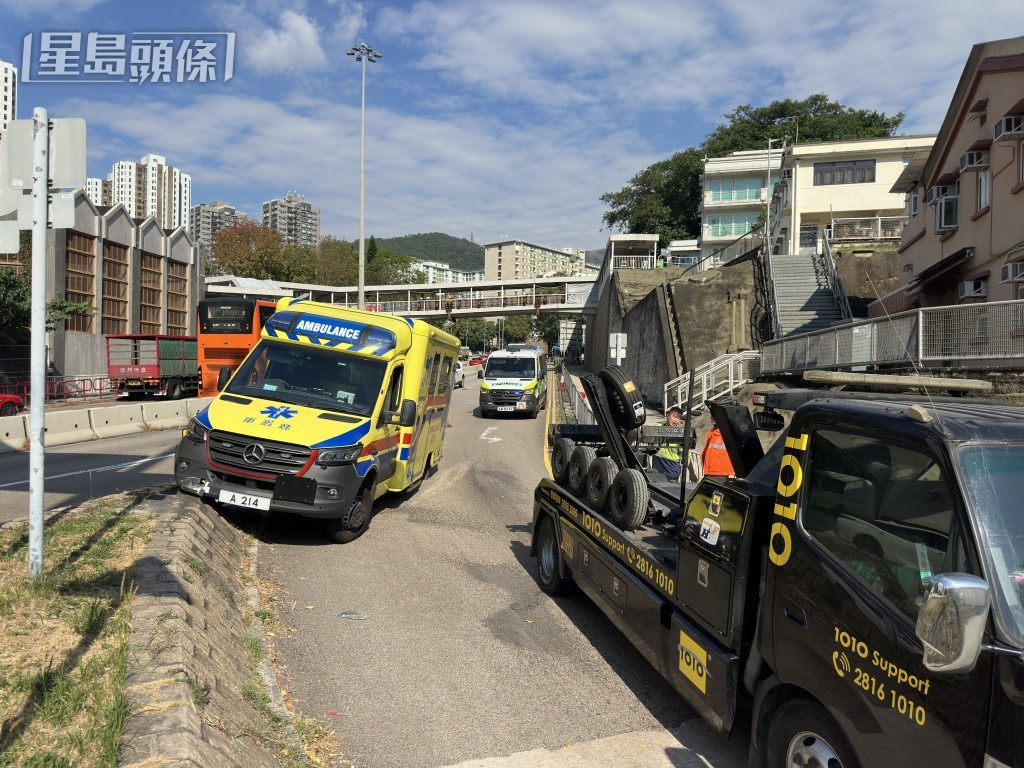 救護車剷上石壆。梁國峰攝