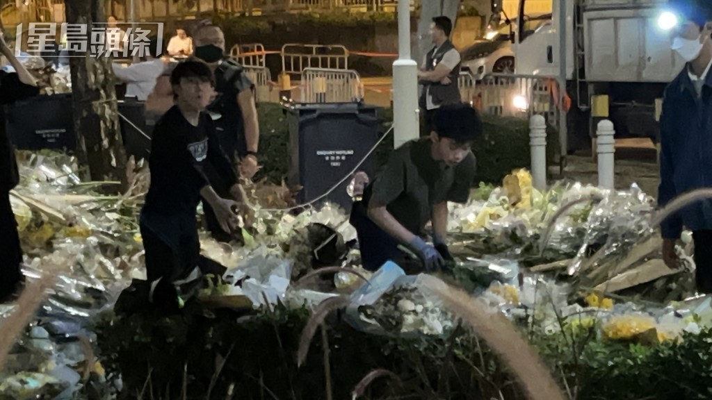 義工將鮮花暫時放置在一旁待清理。 義工將鮮花暫時放置在一旁待清理。