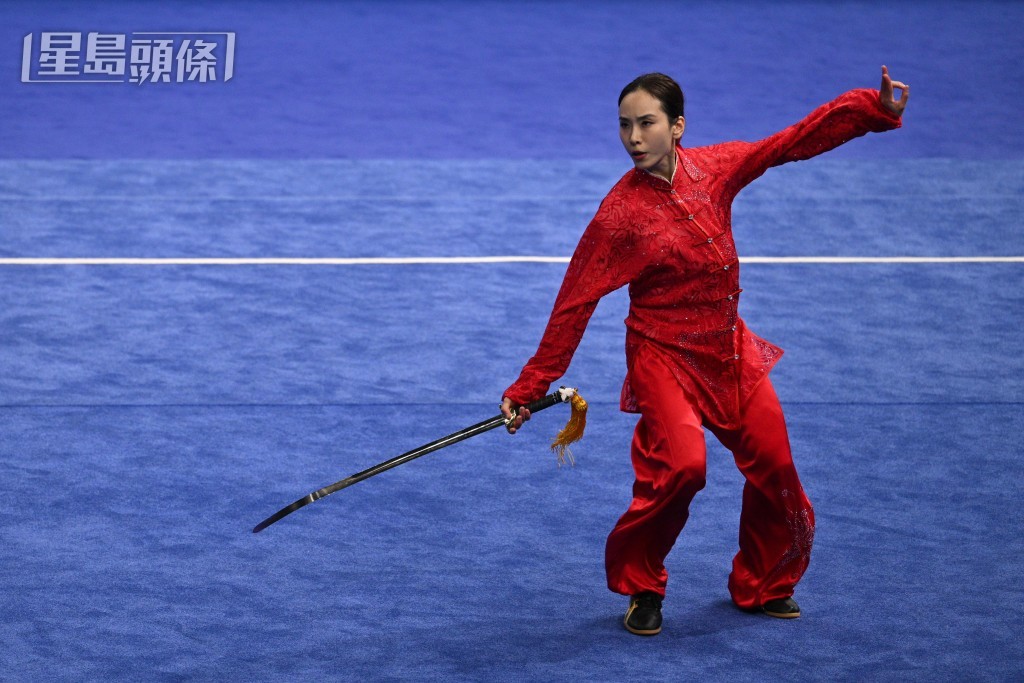 武術港將陳穗津完成太極拳、太極劍全能項目,摘走一面銅牌 陳極彰攝 武術港將陳穗津完成太極拳、太極劍全能項目,摘走一面銅牌 陳極彰攝
