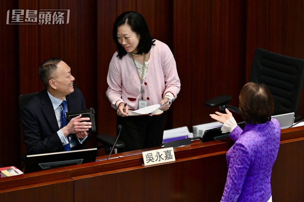 原訂排在發言名單上的梁美芬，被同黨的林偉全頂上，導致未能發言，會後更走到主席台前理論。