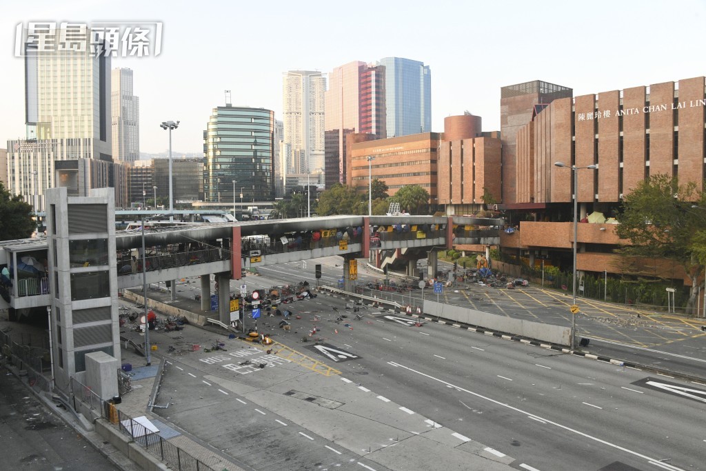理大附近设施,包括海底隧道20个收费亭全部被烧毁或损坏。资料图片 理大附近设施,包括海底隧道20个收费亭全部被烧毁或损坏。资料图片