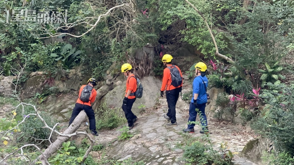 搜救人員早上登山搜索。梁國峰攝 搜救人員早上登山搜索。梁國峰攝
