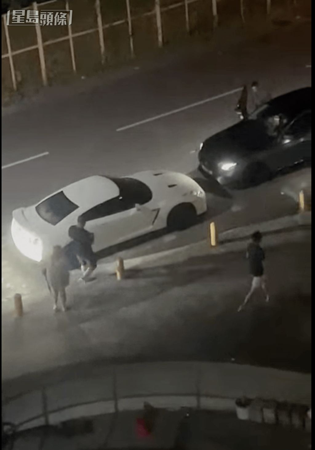 各人事後上車離去。網上片段截圖