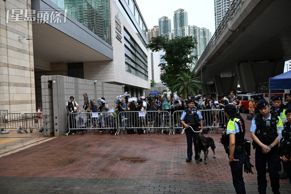 警方庭外部署。劉駿軒攝