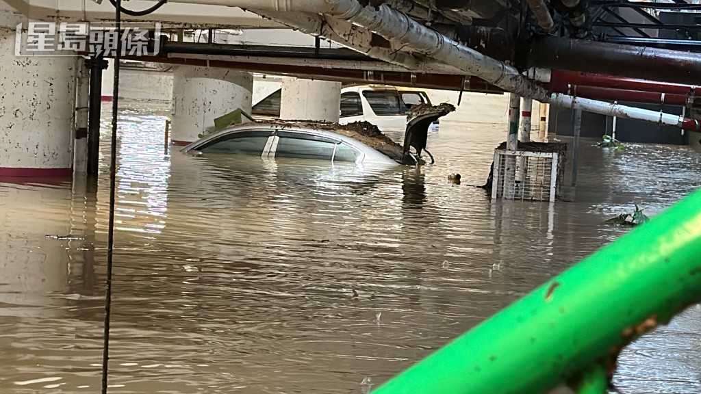 黑色暴雨下,柴灣環翠邨停車場水浸,多輛私家車及七人車被水淹。資料圖片 黑色暴雨下,柴灣環翠邨停車場水浸,多輛私家車及七人車被水淹。資料圖片