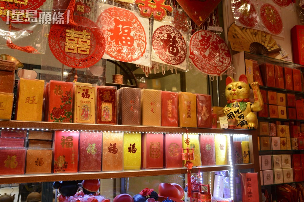 农历新年小朋友逗利是逗到手软。资料图片