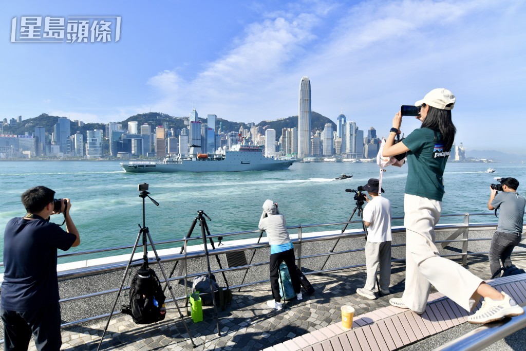 於尖東海旁一早已有不少軍事迷和「龍友」帶同專業相機和長鏡頭準備拍攝軍艦進入維港。盧江球攝